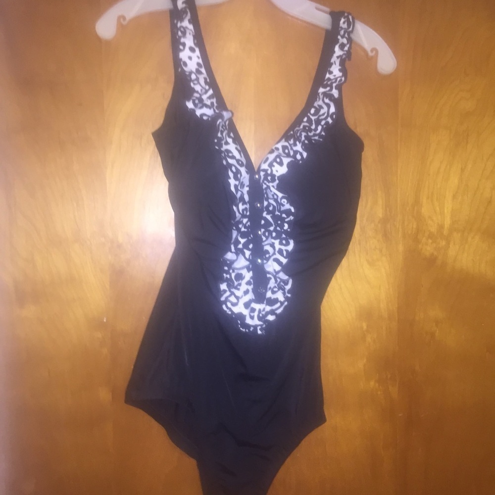 𝅺Black/cream ruffle front one piece swimsuit  10